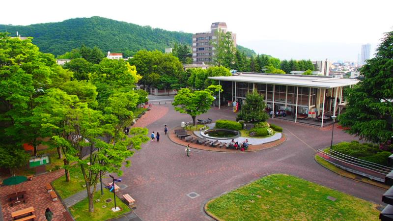 夕暮れ時の中庭